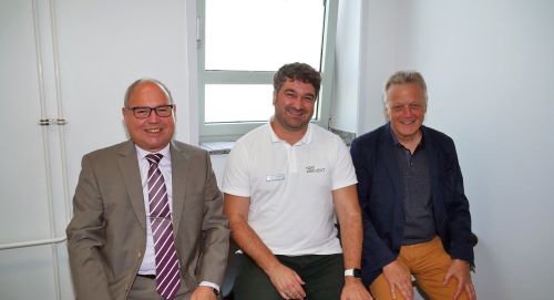 Unser neuer Betriebsarzt Michael Jungbluth (Mitte) wird von unserem Kaufmännischen Direktor Achim Brenneis (rechts) und dem Personalleiter Frank Thieme (links) begrüßt.