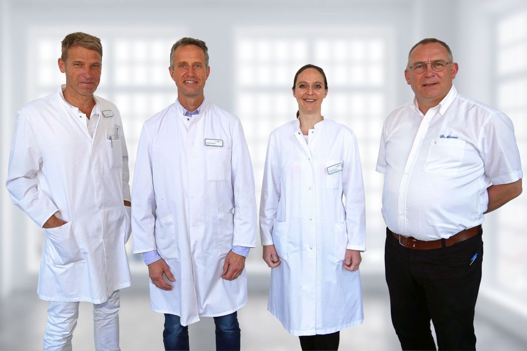 Dr. med. Michael Lörken (Ltd. Oberarzt), Dr. med. Thomas Quandel (Chefarzt), Kristin Aretz (Sektionsleiterin Wirbelsäulenchirurgie) und Dr. Johan Moreau (Sektionsleiter Neurochirurgie)