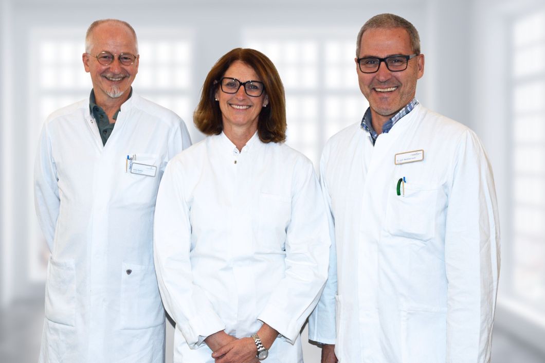 Der Sektionsleiter der Gynäkologischen Endoskopie Jochen Dieckert (links) freut sich zusammen mit Chefarzt Dr. med. Matthias Lerch (rechts) über den Start von Dr. med. Esther Kaldenhoff im Team der Frauenklinik.