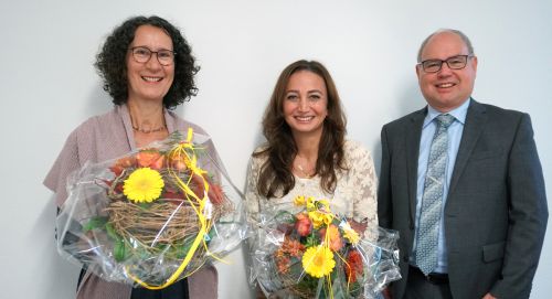 Anke Speigl (links) und Suna Tayebi (Mitte) freuen sich über die Ehrung anlässlich ihres 25-jährigen Dienstjubiläums. Personalleiter Frank Thieme überbrachte die Glückwünsche der Betriebsleitung.