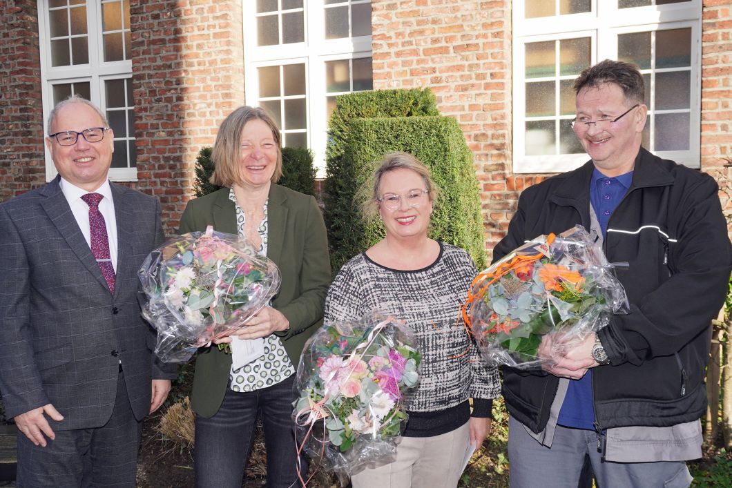 v.l.n.r.): Personalleiter Frank Thieme überbrachte die Glückwünsche der Betriebsleitung an Beate Adamy, Elke Hermanns und Oliver Plum.
