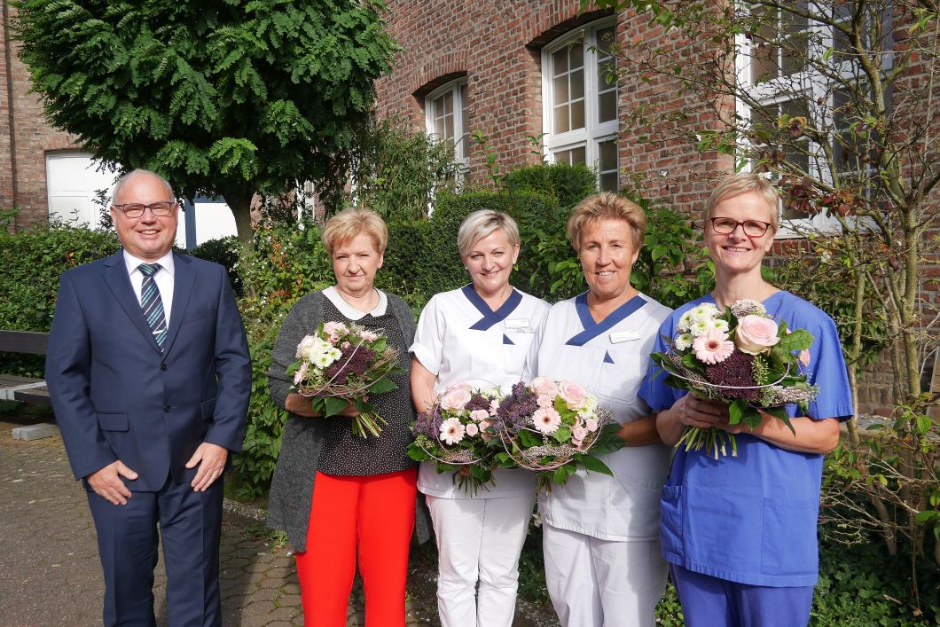 (v.l.n.r.): Personalleiter Frank Thieme, Hanna Gadomska, Lilia Schumacher, Ursula Schubert und Anja von Ehren