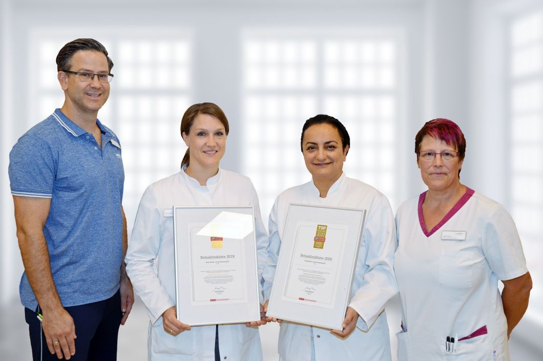 Stolz auf die beiden Auszeichnungen als TOP-Rehaklinik 2019 und 2020 sind die Chefärztin Filiz Rahime Durdagi (2.v.r.), die Pflegedienstleiterin Sylvia Hund (r.), Oliver Henßen (Leiter Physiotherapie, l.) und Oberärztin Dr. med. Amelie Behn (2.v.l.)