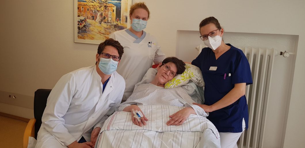 Dagmar Vanforst umringt von ihrem Behandlungsteam: Chefarzt Dr. med. Thorsten Winters, Michelle Milles (2.v.l.) und Sandra Groteclaes (rechts).