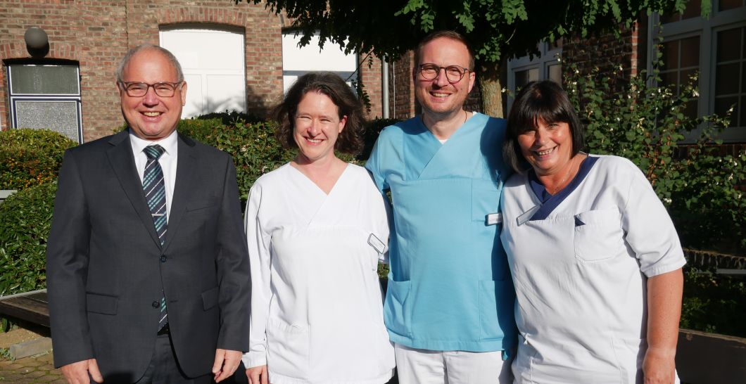 (v.r.n.l.): Birgit Schneider-Moll, Thomas Reinders und Sandra Paduschek. Personalleiter Frank Thieme überbrachte die Glückwünsche.
